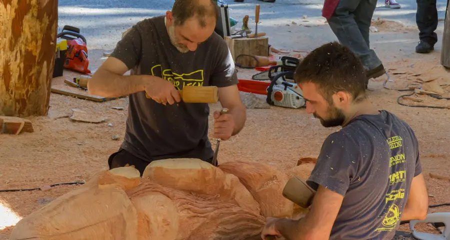 Scultura, la fata nasce dal legno
