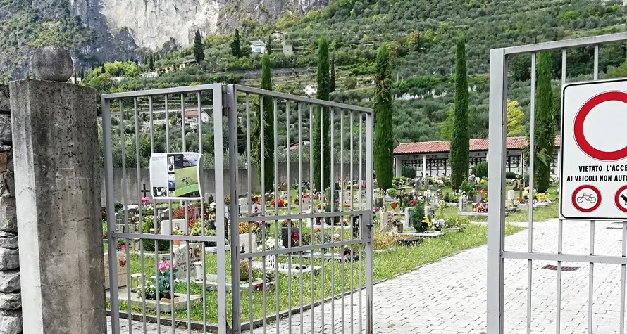«Al cimitero di Varone rubano i fiori dalle tombe»