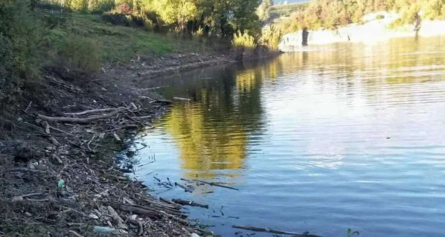 Si ripuliscono le rive del lago di S. Giustina