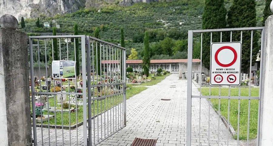 Cimitero, il Comune vuole chiudere il secondo cancello