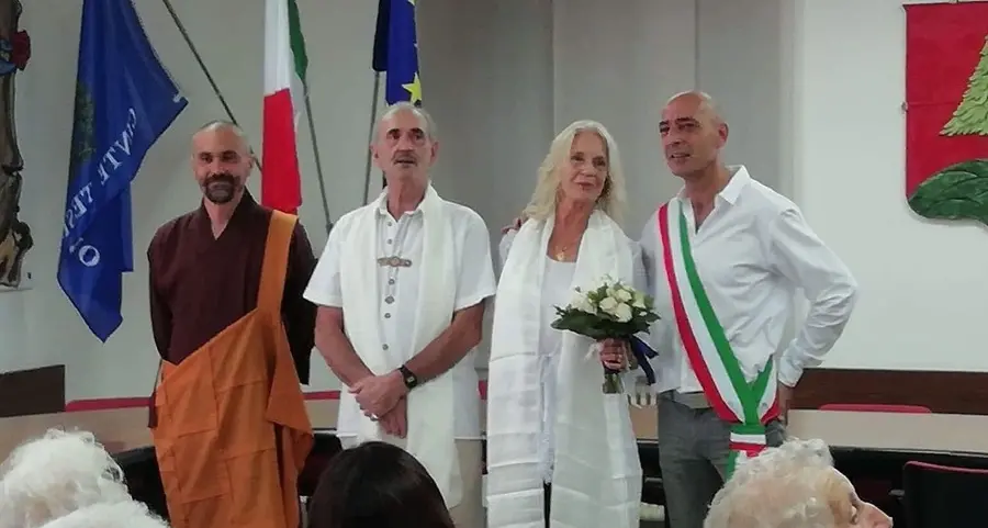 Il rito è civile, la benedizione è buddhista