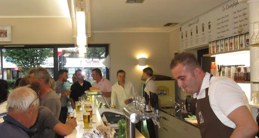 Stappato lo spumante al Caffè Gavazzi