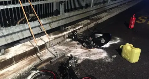 MeBo, terribile incidente nella notte: la moto si frantuma nell'impatto con un'auto