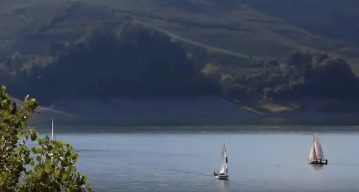 Raduno di canoa e kayak sul lago di Santa Giustina