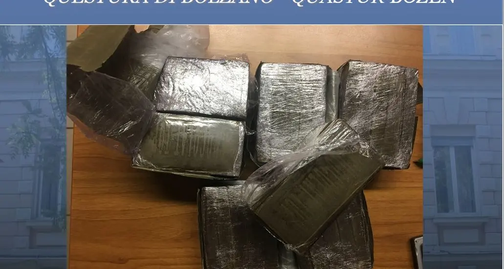 Sul bus con 4,5 chili di hashish nello zaino, 21enne in manette