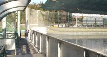 Malé, panchine e balaustre per lo stadio del ghiaccio