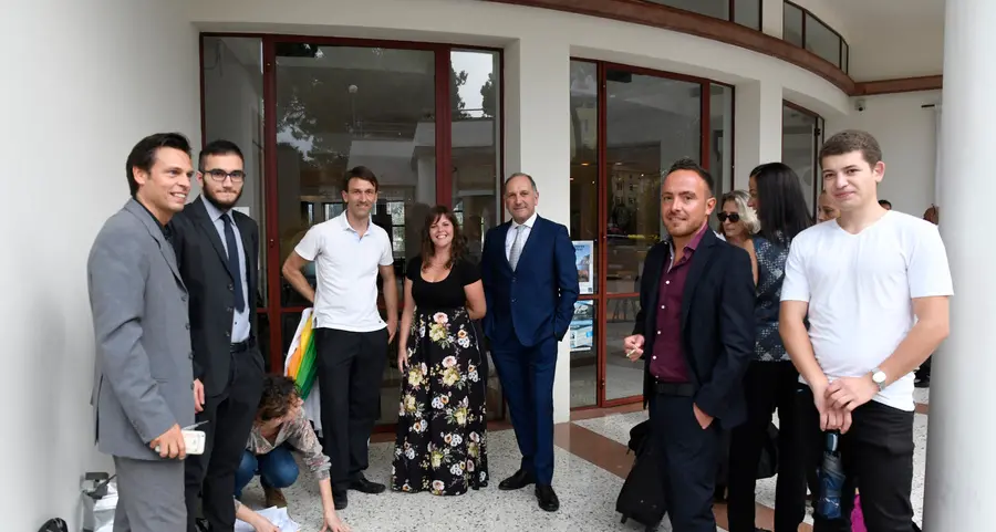 Scamarcio si fa attendere ma poi regala selfie e musica