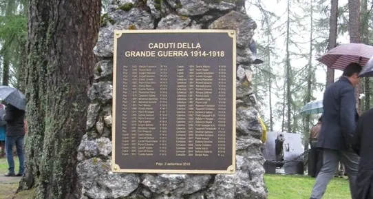 Una targa per i nomi di 56 caduti