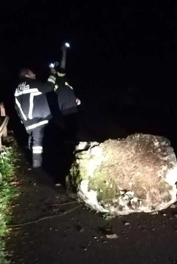 Storo, alcuni massi si staccano dal bordo strada per Faserno