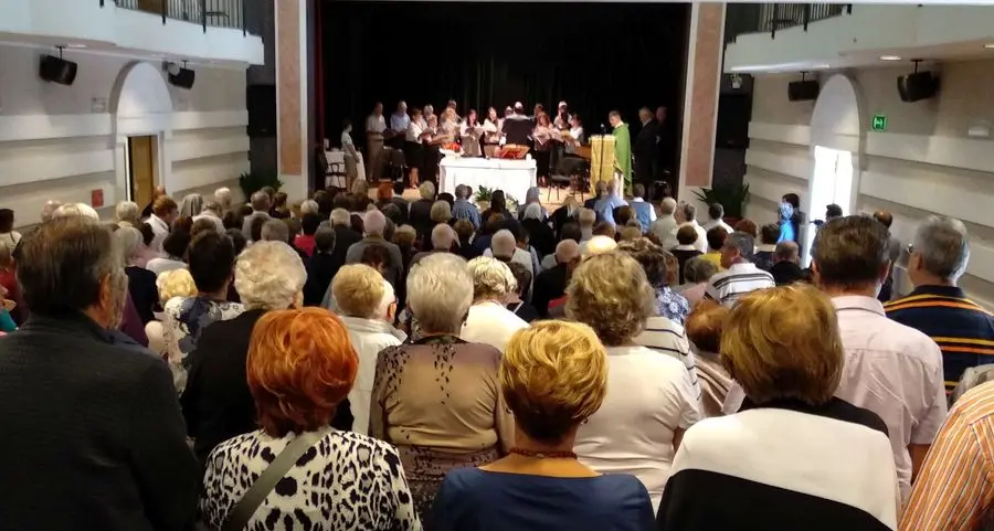 Levico, folla alla prima messa in teatro
