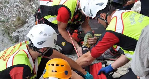 Escursionista ferito alla gamba di notte e \"senza campo\" telefonico: trasportato dagli amici