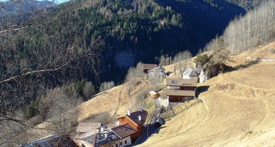 Buche e detriti sulla strada che porta a Medil: proteste