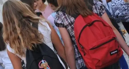 Controlli antidroga fuori dalle scuole. Poi la prima campanella