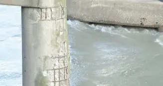 Allarme a Egna, il ponte sull’Adige si sta sgretolando