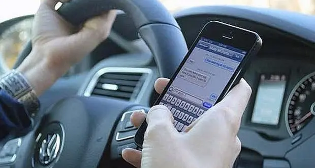 Cellulare alla guida, la polstrada farà cento servizi di controllo anche con agenti in borghese