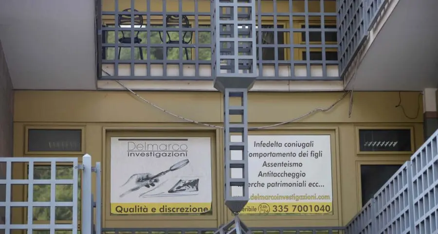 Informazioni ai detective su redditi e mariti infedeli, arrestati uomini in divisa