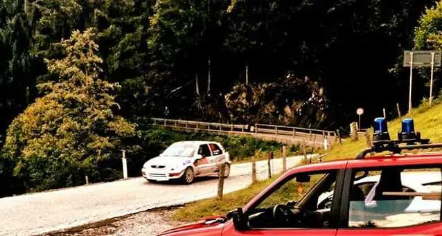 Auto giù dal Manghen, paura al rally
