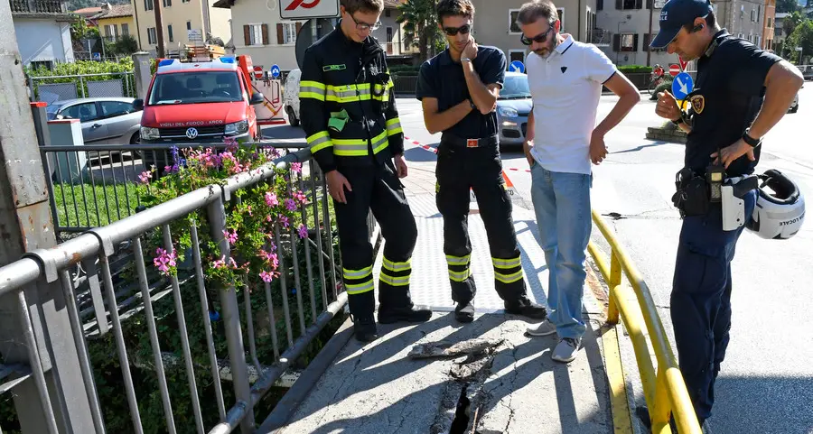 Cede la passerella pedonale