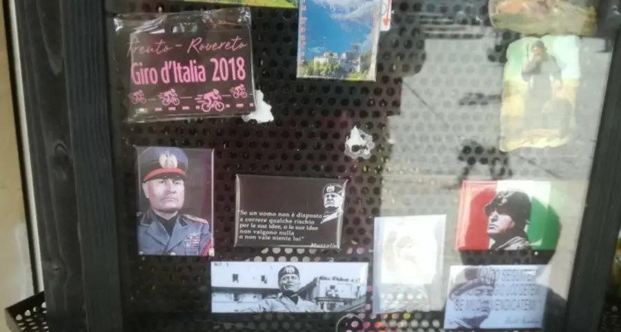 Il duce spunta tra i souvenir nell’edicola in piazza Duomo