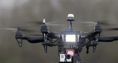 Drone in rotta di collisione contro un elicottero