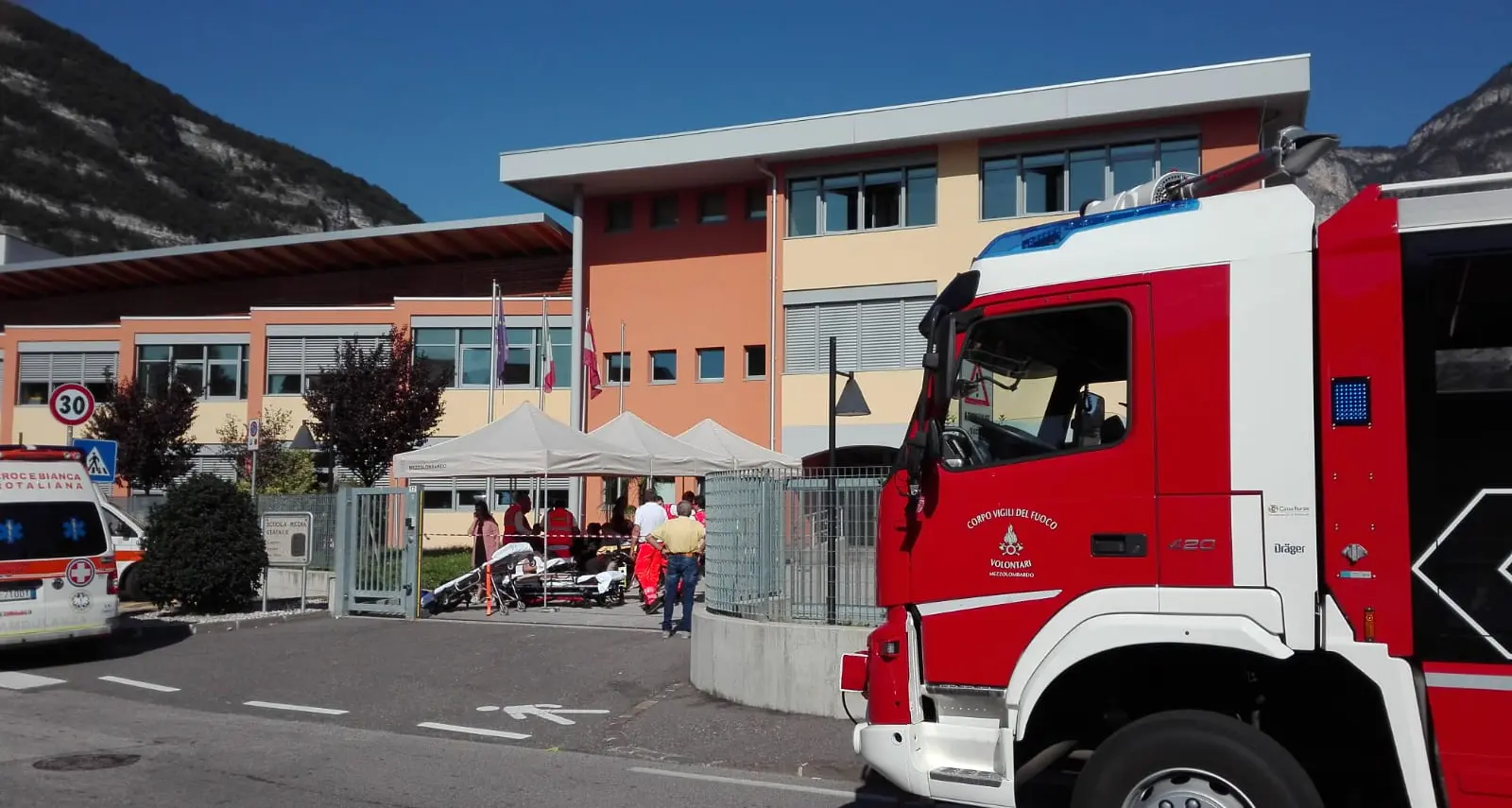 Forte odore nelle aule e corridoi, evacuata la scuola di Mezzolombardo
