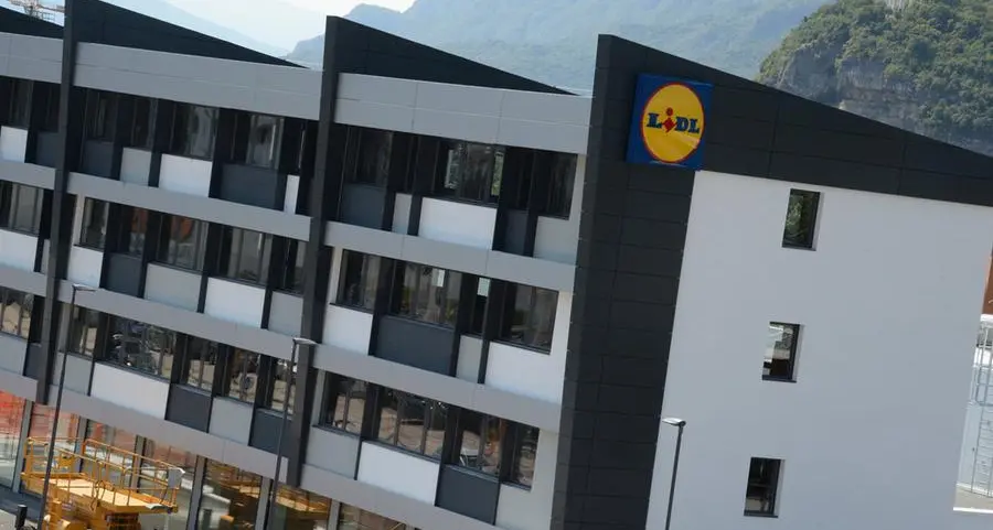 Apre Lidl e scatta la guerra degli orari