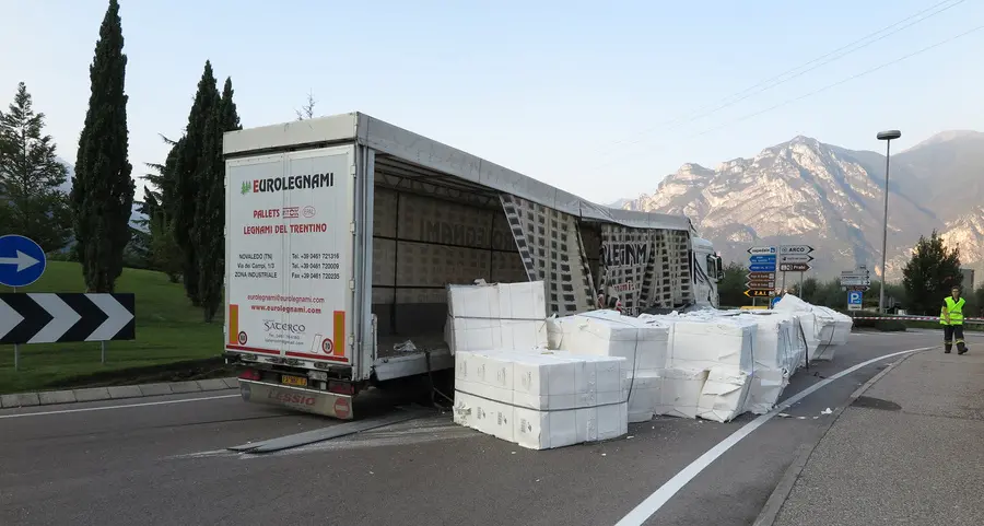 Arco, tir perde il carico sulla strada e manda in tilt per ore la viabilità
