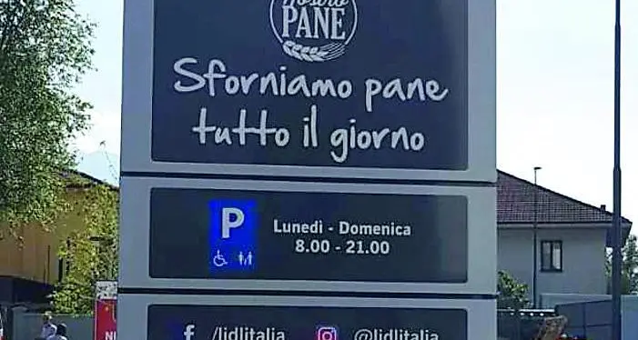 Apre Lidl e scatta la guerra degli orari