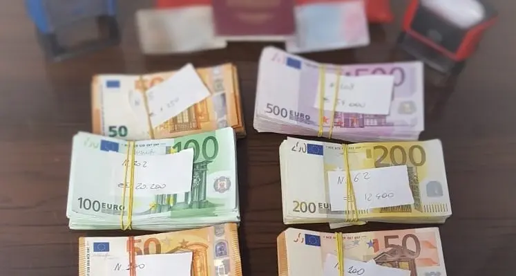 Transita dalla barriera di Vipiteno con 113 mila euro in contanti, gliene sequestrano 51 mila