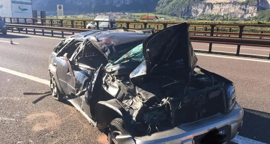 A22, perde il controllo dell'auto e finisce nel fossato