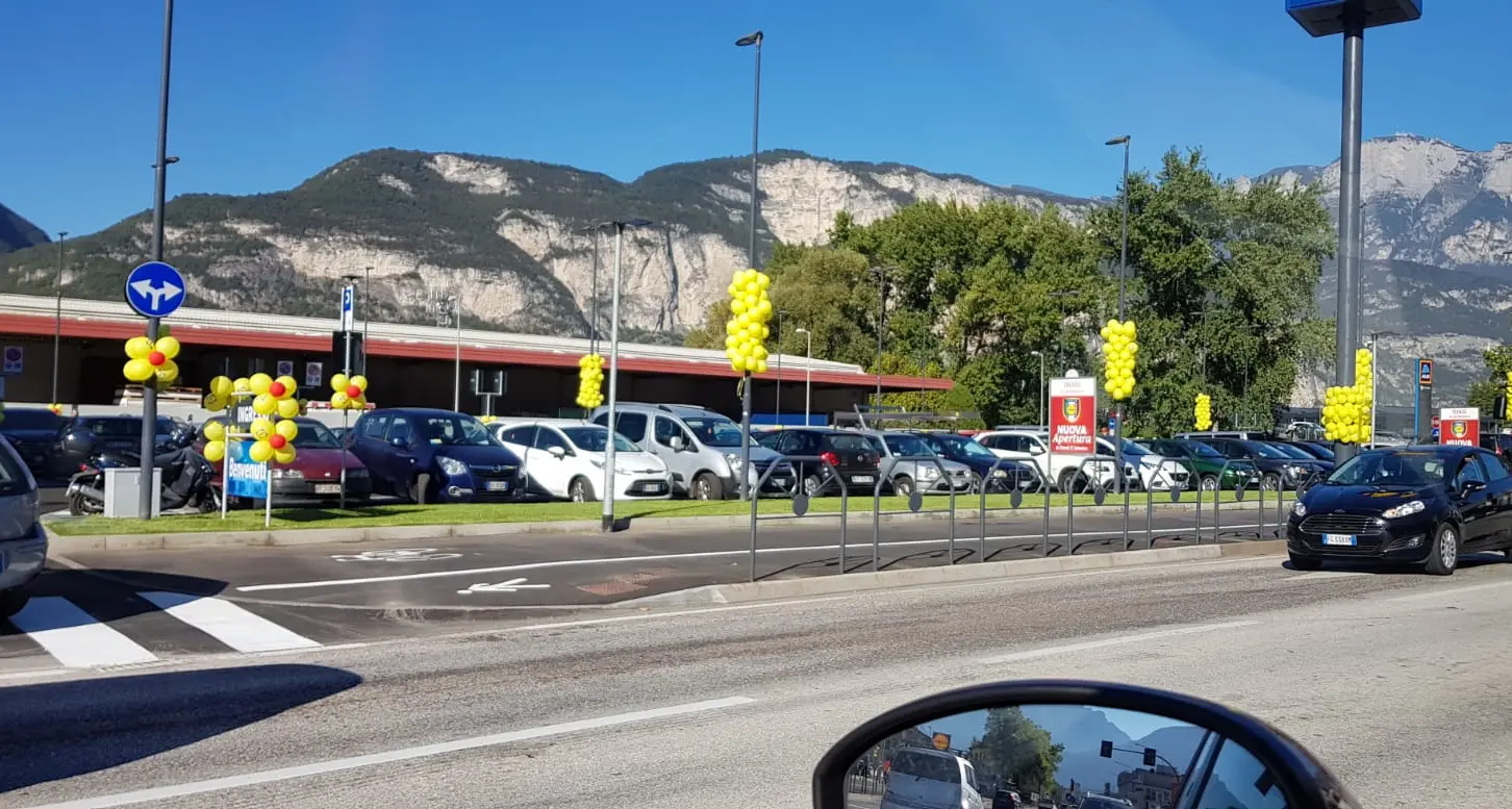 Assalto al megadiscount, traffico in tilt