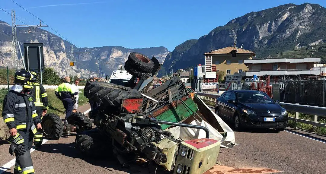 San Michele, trattore si ribalta: salvo il conducente