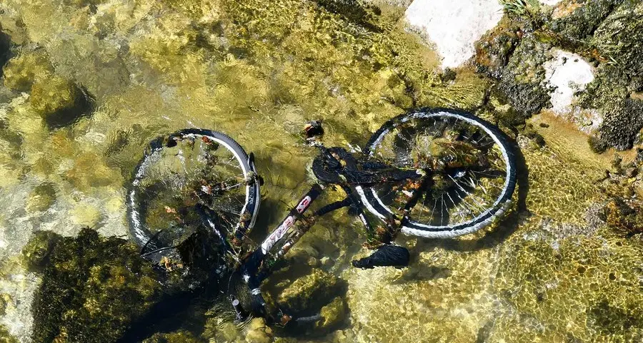 Una bicicletta gettata nel torrente