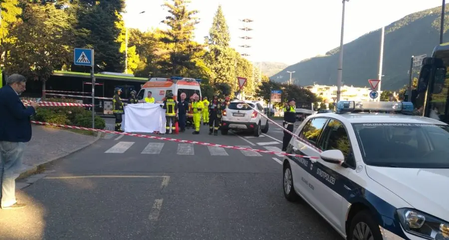 Bolzano, incidente mortale in piazza Vittoria: donna di 40 anni centrata da un camion