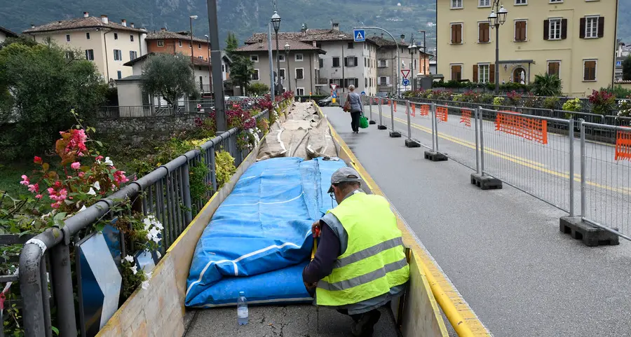 Prove di carico sulla passerella danneggiata