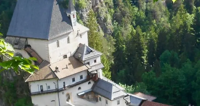 S. Romedio, nuovi bagni all’eremo