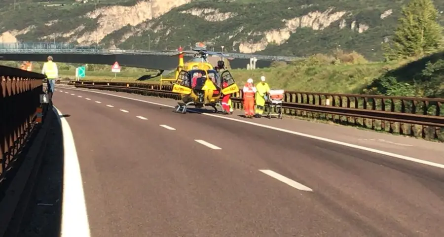 Furgone tampona un tir in autostrada, interviene l'elisoccorso