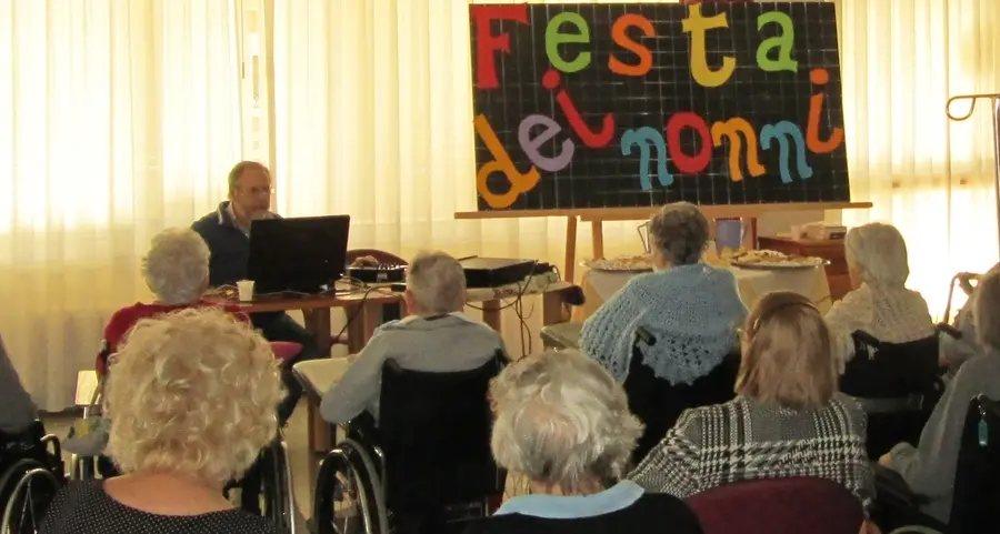 In casa di riposo festeggiati tutti i nonni