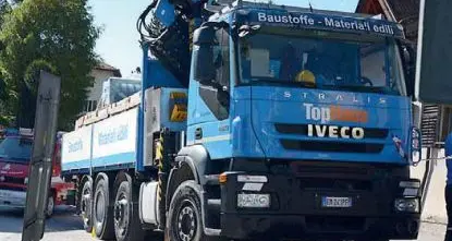Travolto dal camion, 71enne in rianimazione