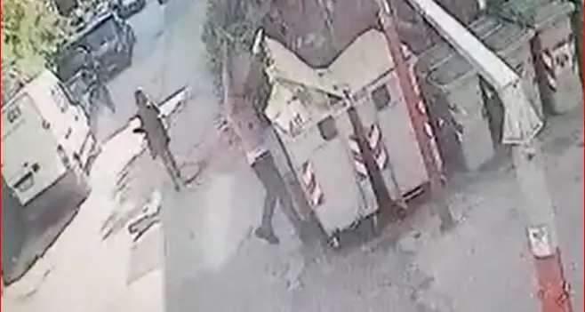 Un uomo e una donna pizzicati dalle telecamere mentre gettano barattoli nel contenitore della carta
