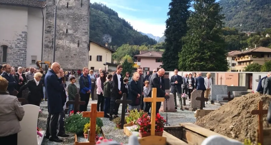 «Vittorino dialoga con Dio» folla per l’addio all’ex maestro