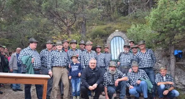 In 100 con gli alpini per il 25° del capitello