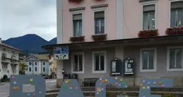In piazza Verdi installato il grande messaggio di “Pace”