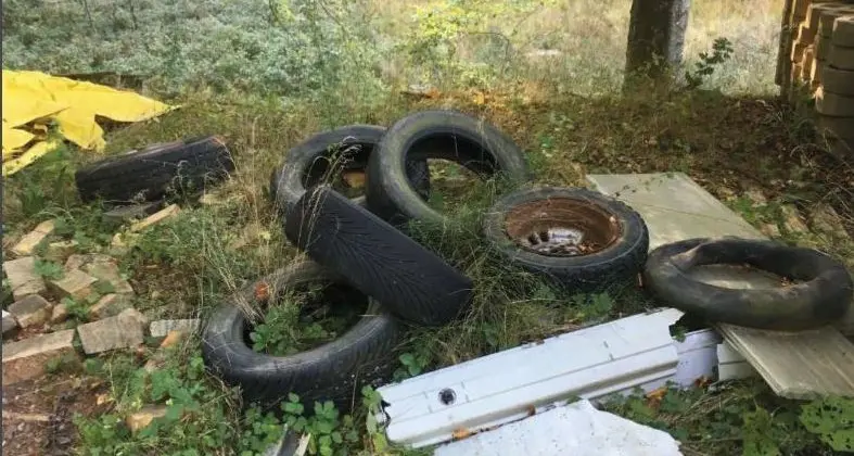 Cembra, una discarica abusiva affacciata sul lago Santo