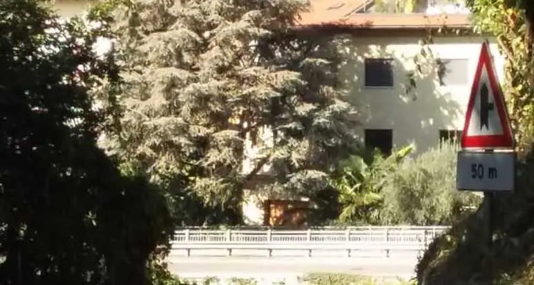 Via Venezia, la curva a rischio per chi esce dalla laterale