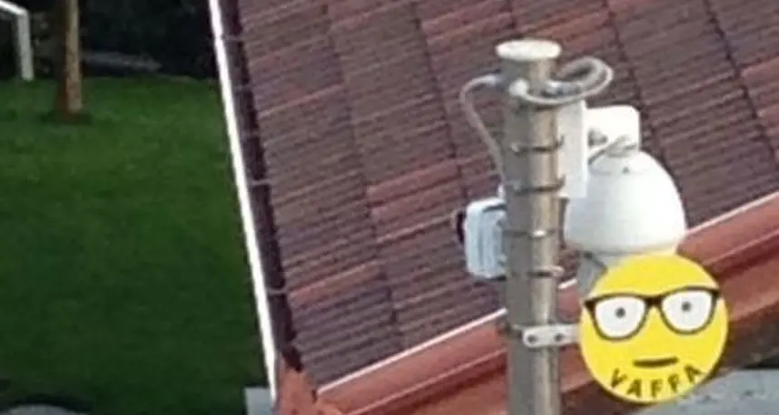 La telecamera privata che irride il vicinato