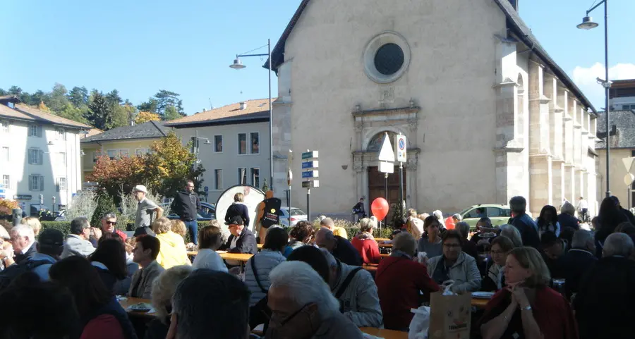 Pomaria apre con una parata elettorale