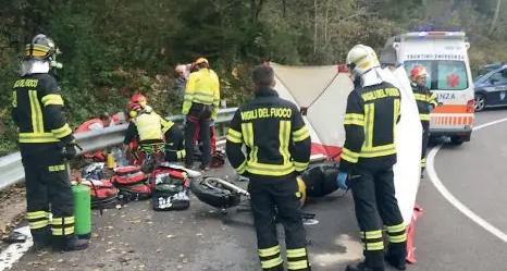 Schianto mortale contro il guardrail