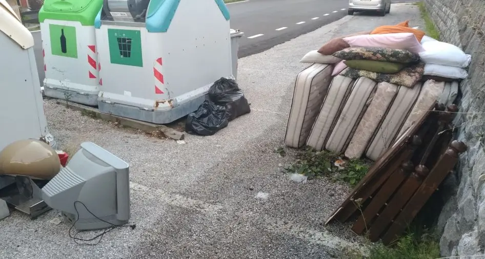 Monte Bondone, materassi, tv e mobilio abbandonati vicino ai bidoni