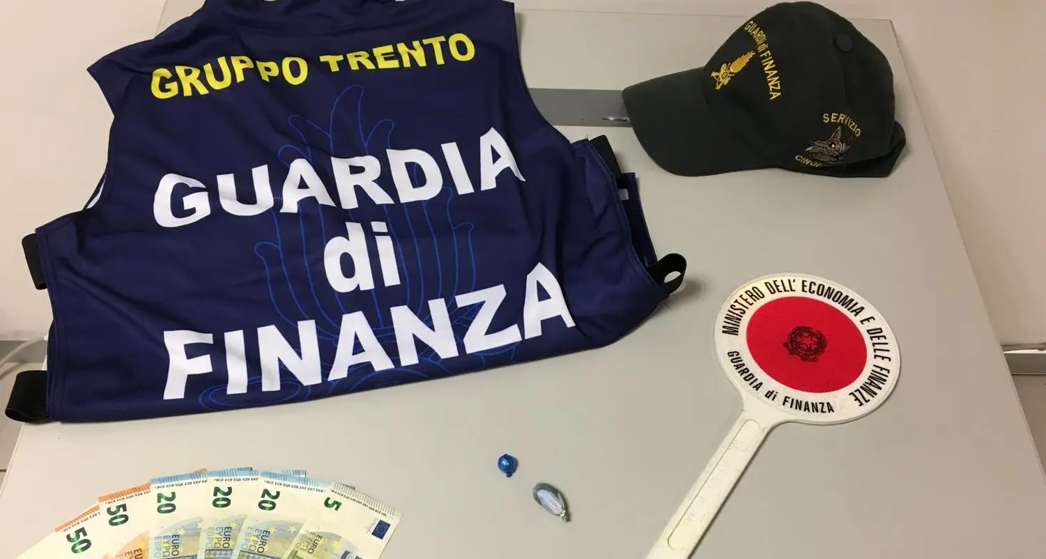 Finanzieri cinofili sequestrano droga a Trento e Rovereto